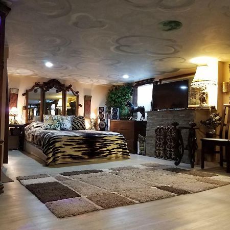 Отель Exotic Large Basement Studio Монреаль Экстерьер фото
