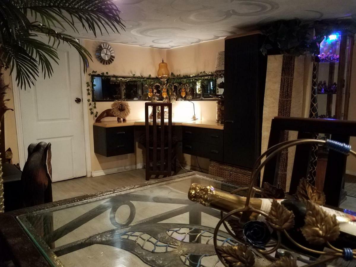 Отель Exotic Large Basement Studio Монреаль Экстерьер фото