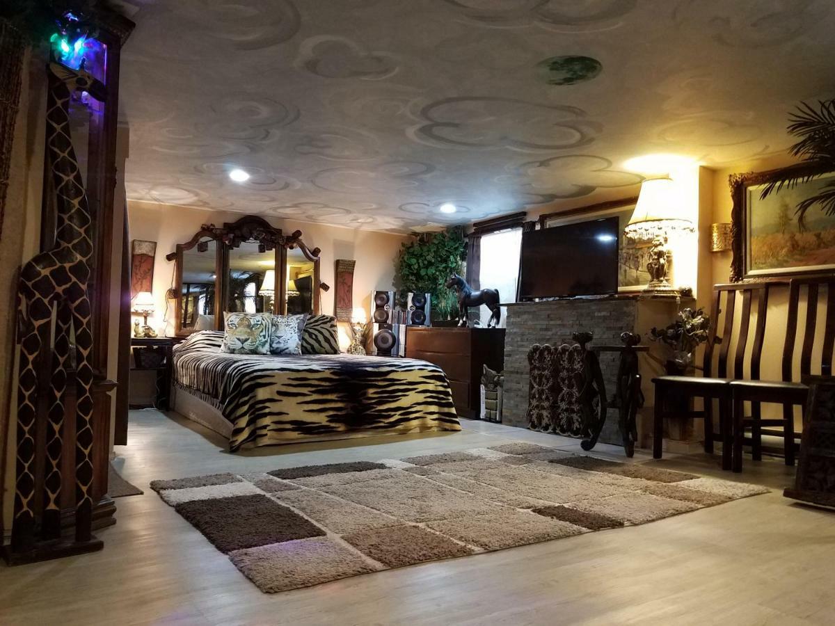 Отель Exotic Large Basement Studio Монреаль Экстерьер фото