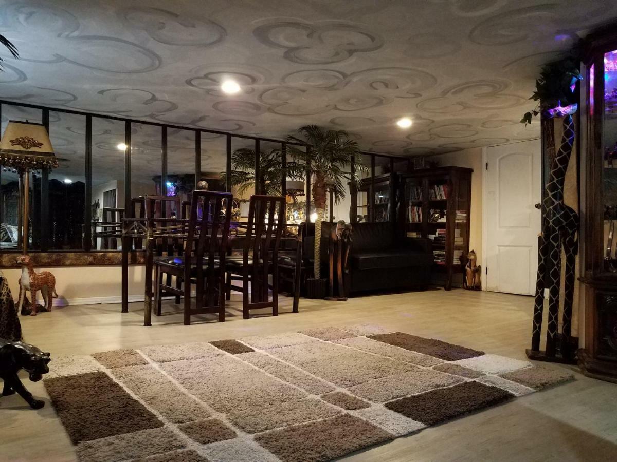 Отель Exotic Large Basement Studio Монреаль Экстерьер фото